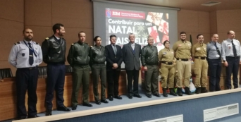 Instituto Universitário Militar entrega alimentos, roupas e brinquedos à Cruz Vermelha